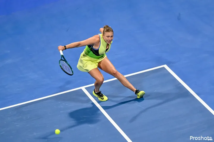 Anisimova impacta un resto.