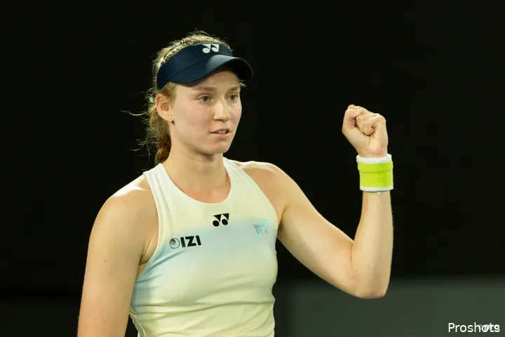 Elena Rybakina alza el puño.