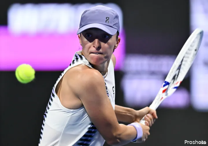 Iga Swiatek devuelve de revés.