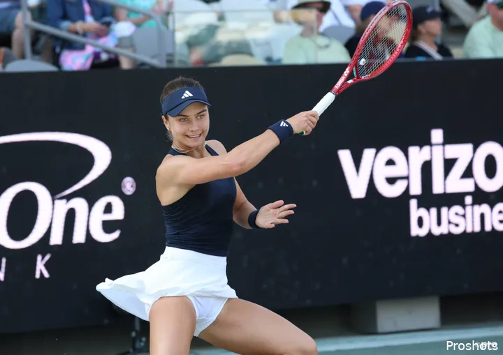 Jovic se estira al máximo en pista.