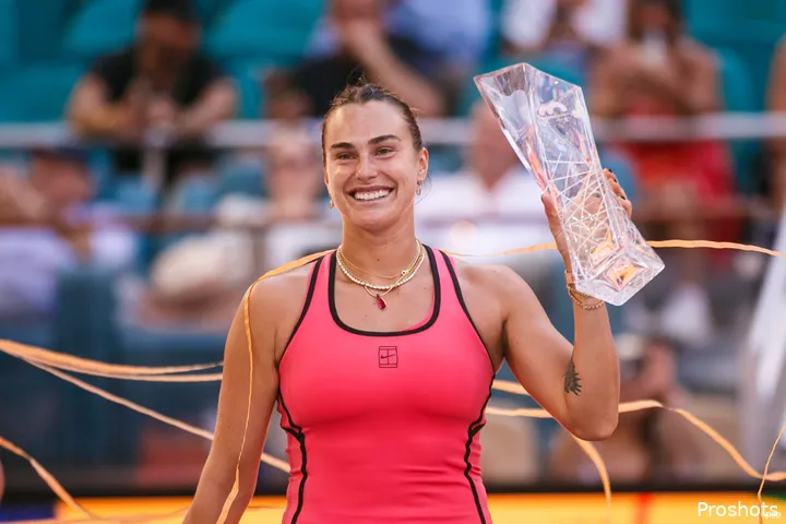 Sabalenka hält den Pokal.