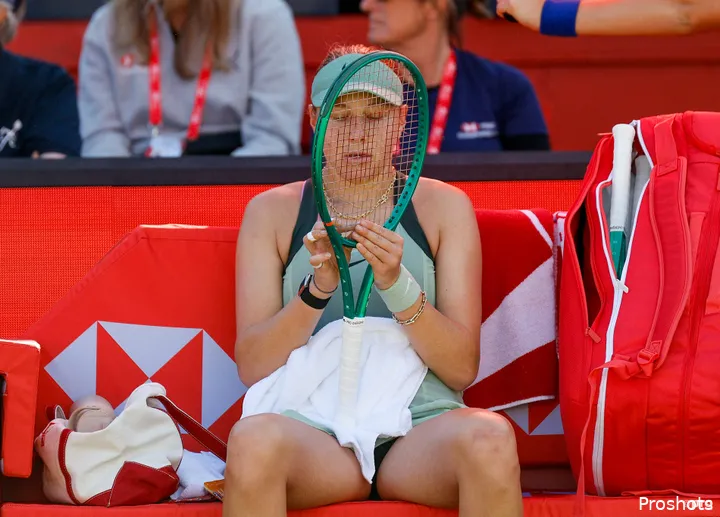 Anisimova holds racquet.