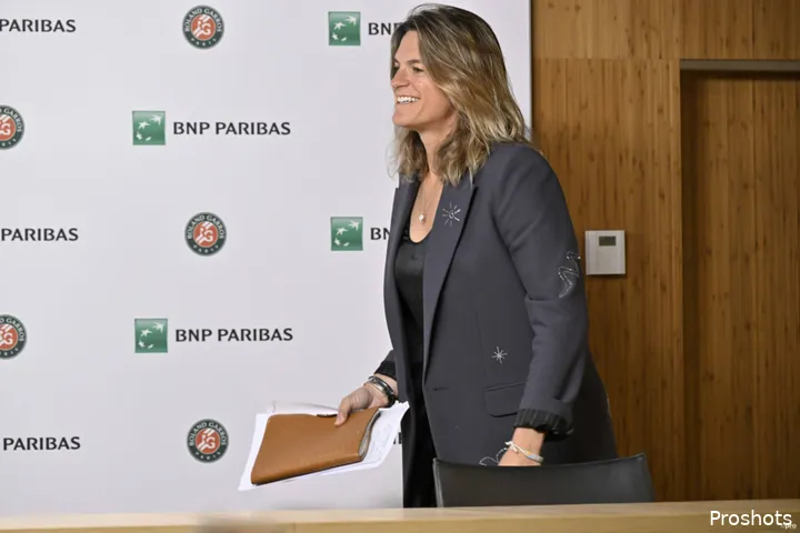 Mauresmo with a ring binder.