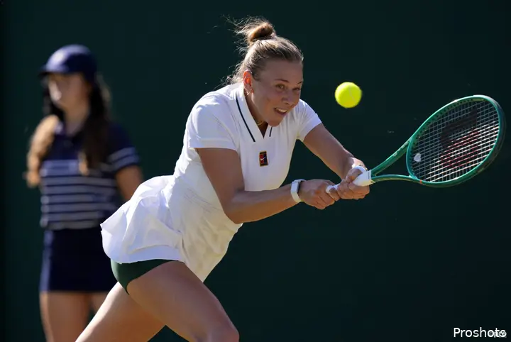 Amanda Anisimova hitting the bal