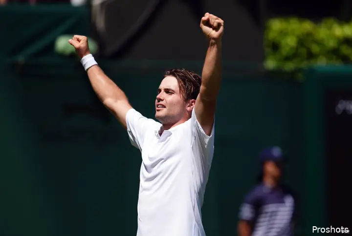 Fery raises arms.