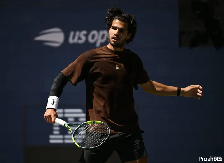Carlos Alcaraz practicing