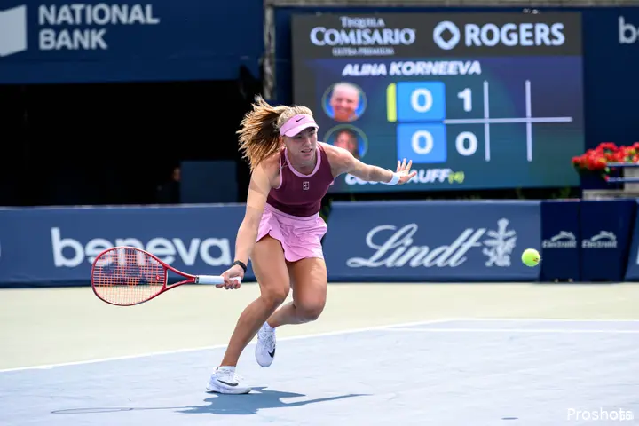 Korneeva returns against Gauff.