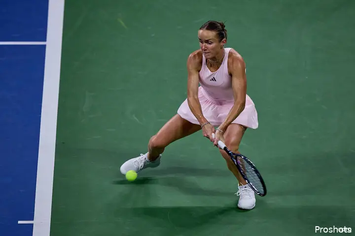 Svitolina returns.