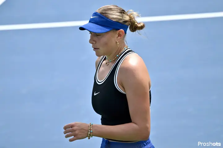 Amanda Anisimova looking on