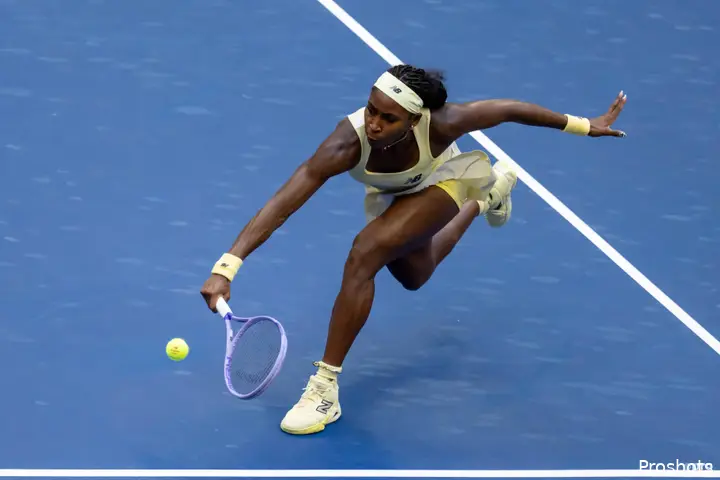 Coco Gauff reaching for ball