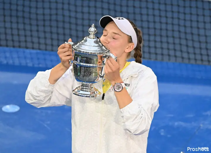 Rybakina with the US Open trophy.