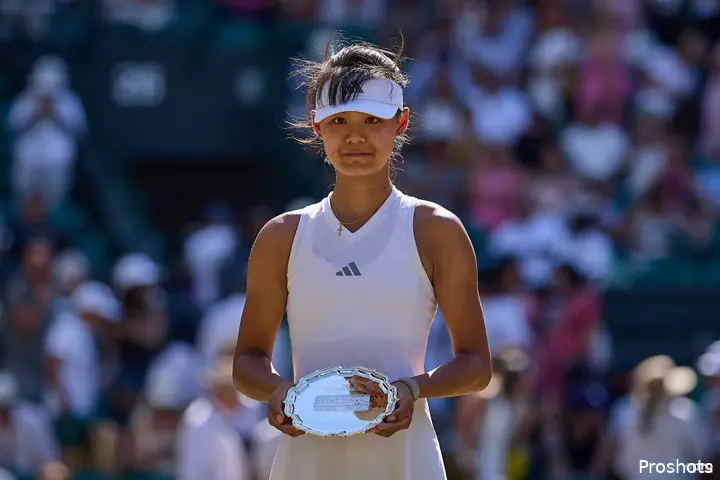 Sun Xinran with her runners-up trophy at Wimbledon.