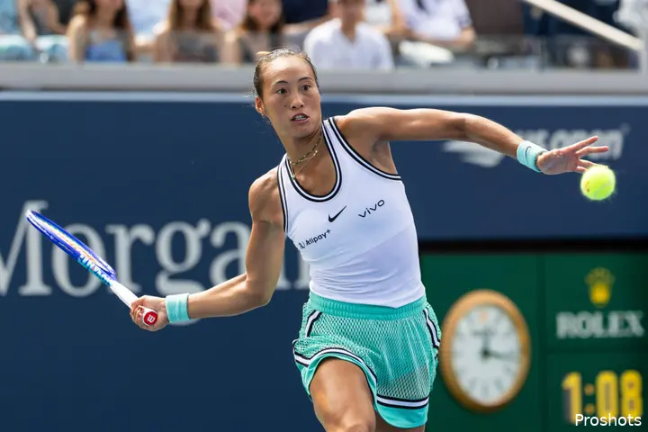 Zheng Qinwen returns.