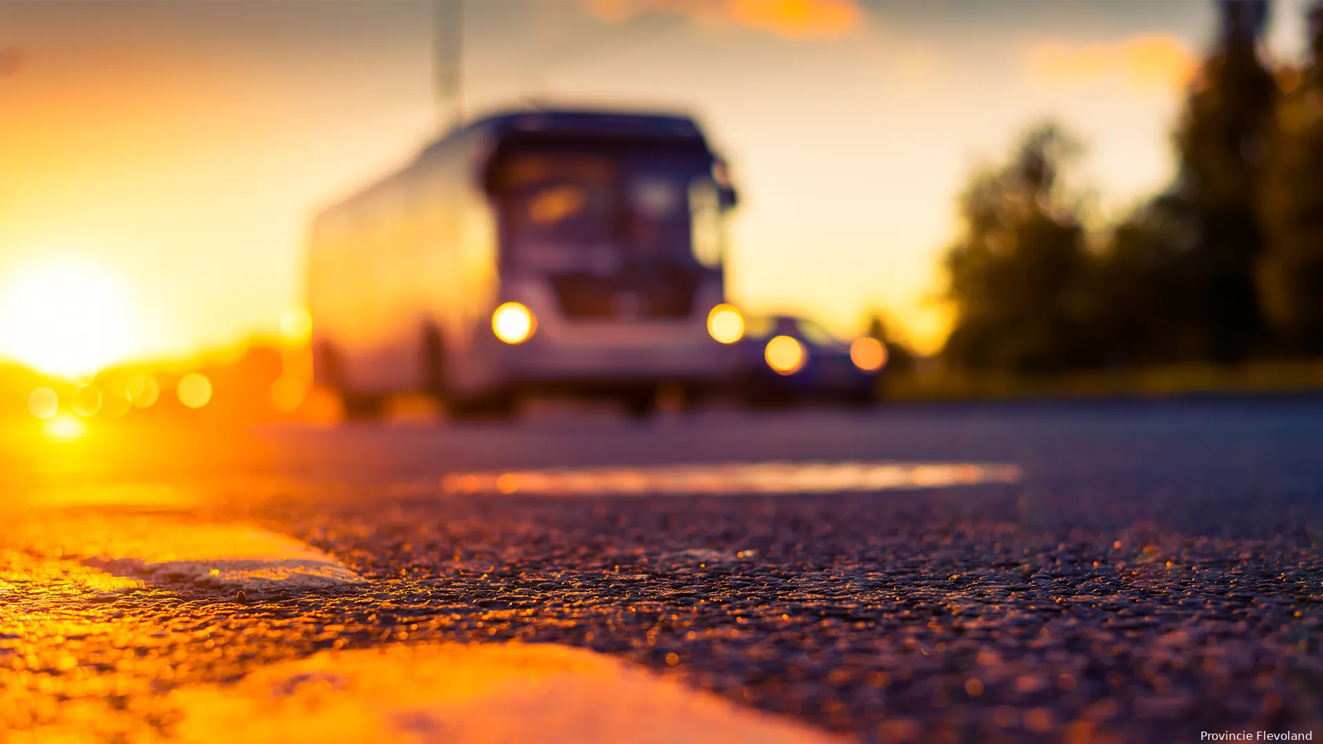 bus bij zonsondergang