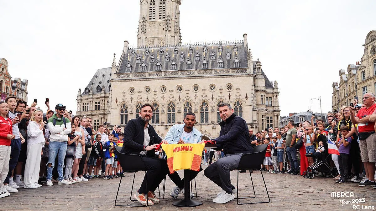 andy diouf signe au rc lens officiel 20230630 arrivee diouf andy rclens mercato beffroi arras 1 362255