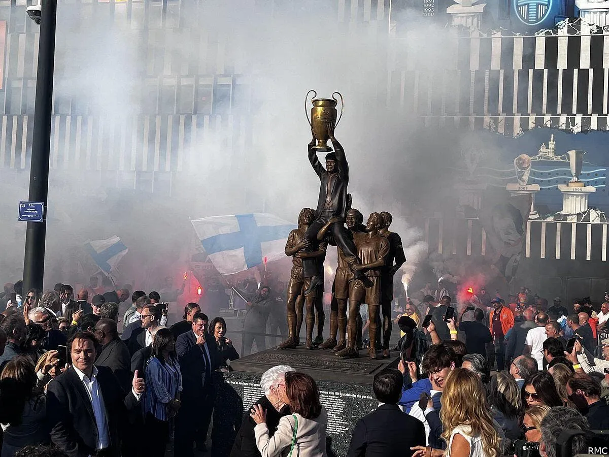 l om devoile la statue de bernard tapie rmc 392842