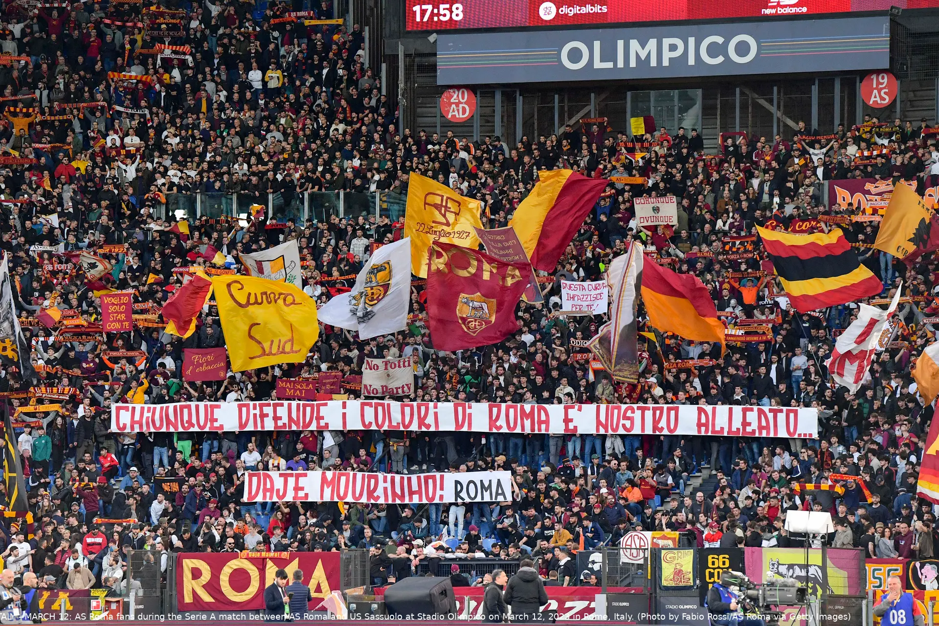 roma sassuolo striscione curva sud mourinho