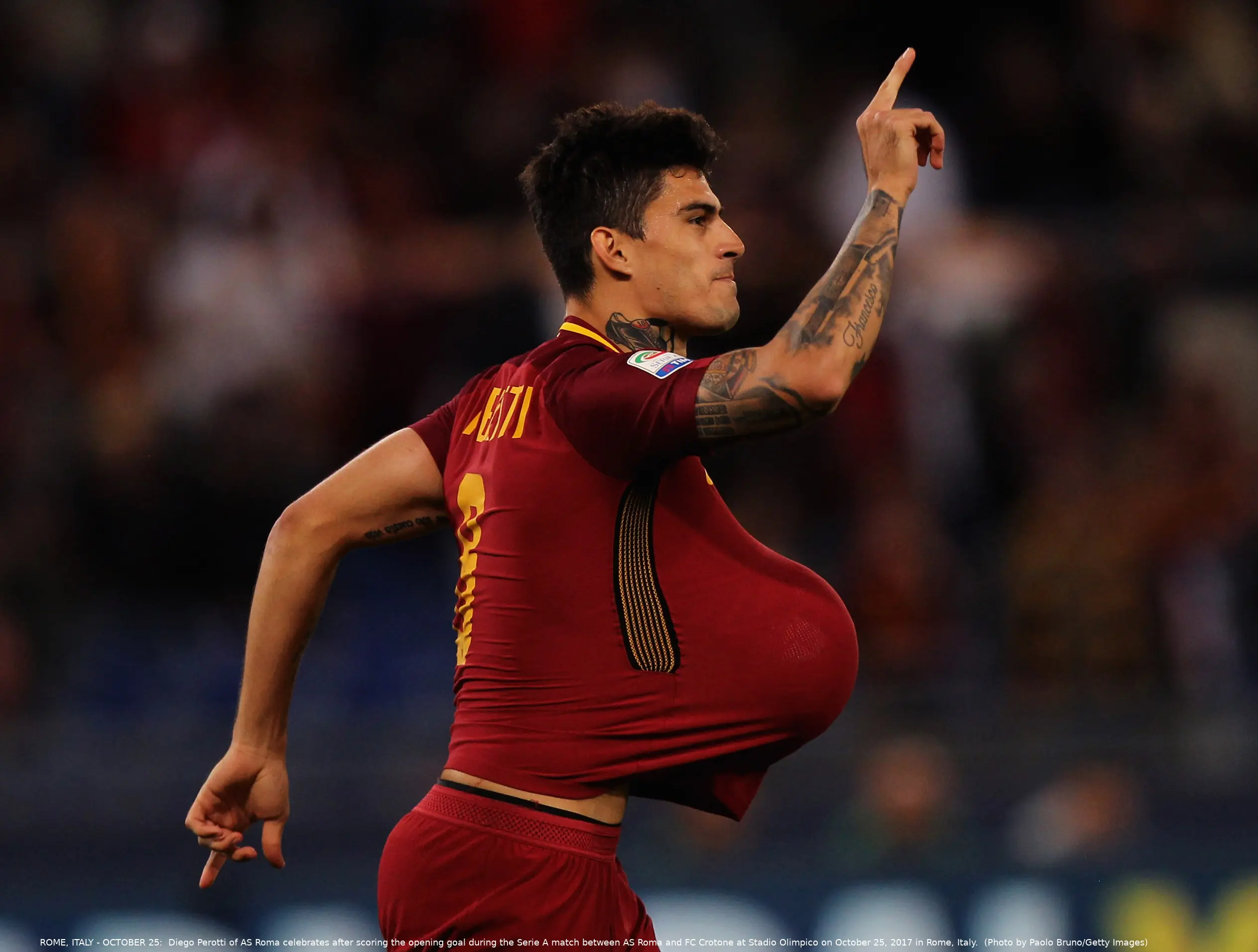 perotti esulta gol pallone pancia roma crotone 251017