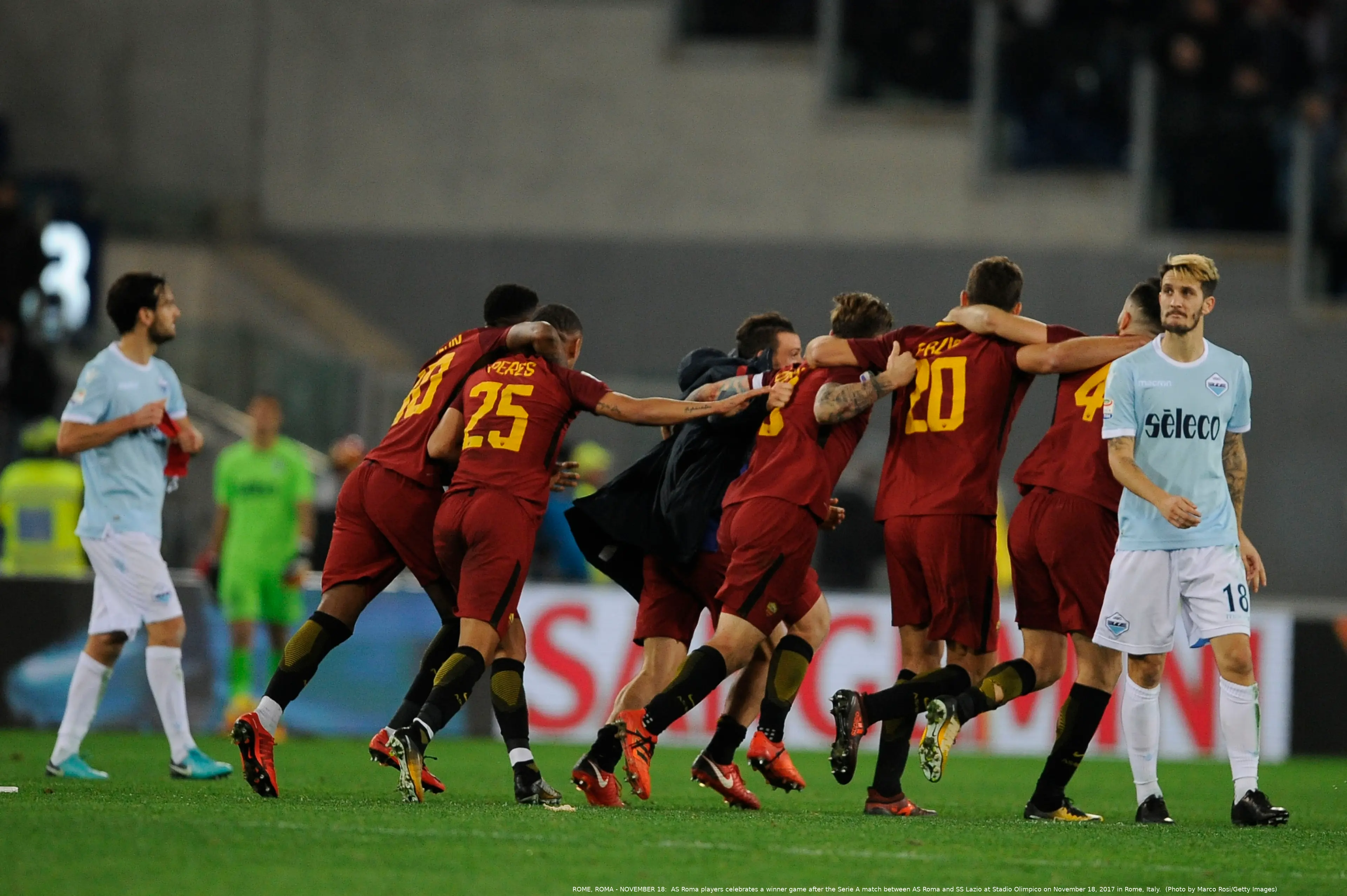 abbraccio squadra corsa fine derby
