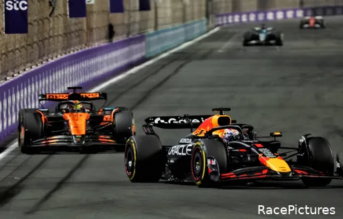 Max Verstappen en Oscar Piastri in Jeddah