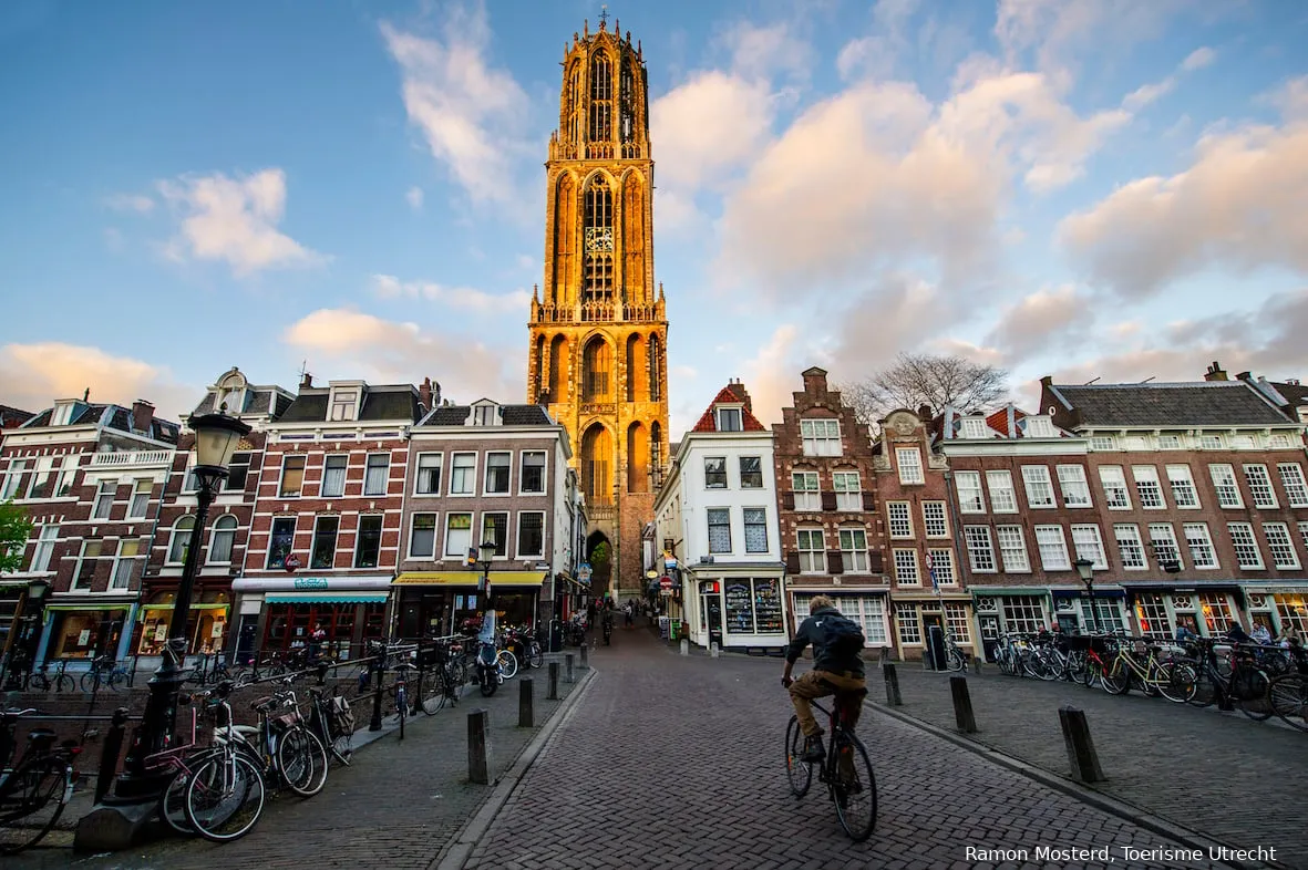 domtoren met fietser at ramon mosterd