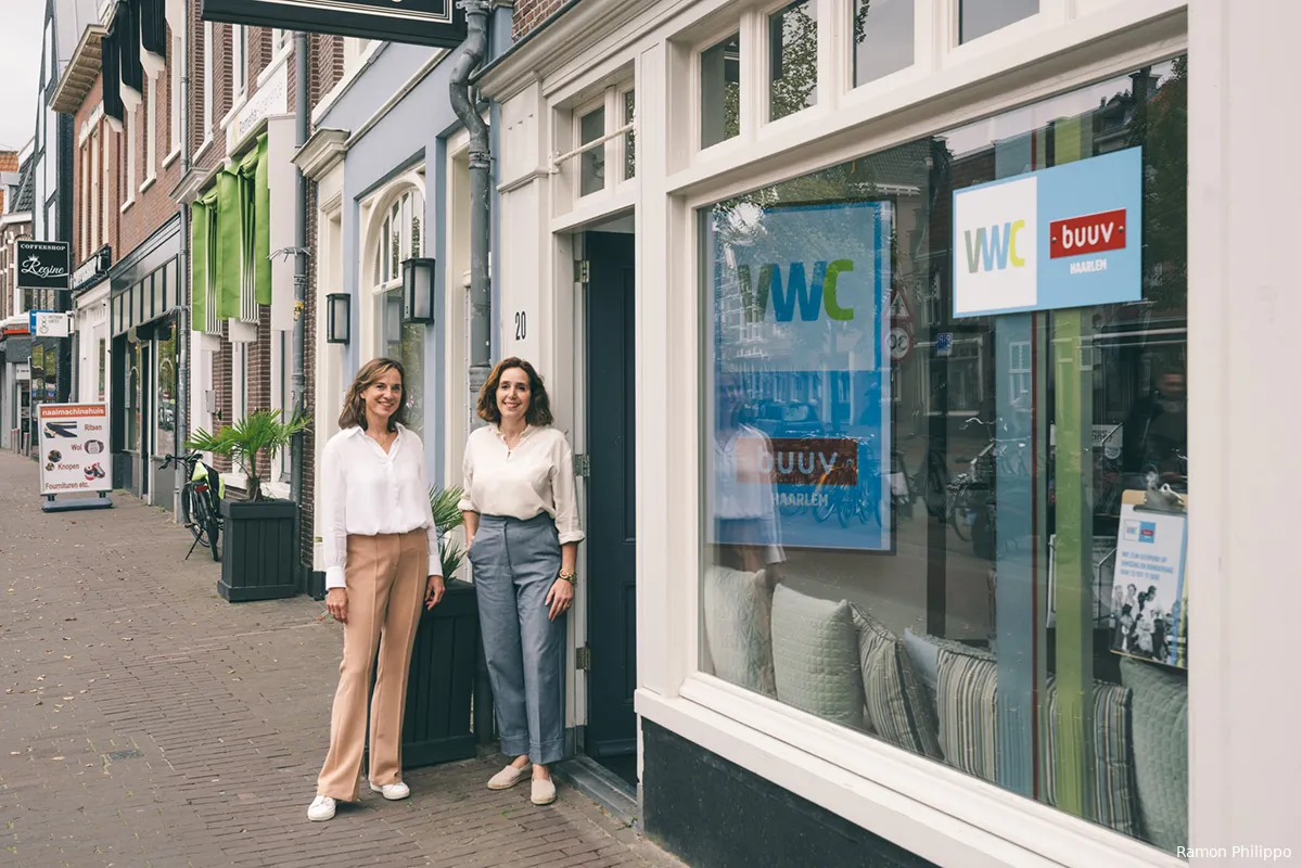 anke dorenbos links en linda wegman voor het kantoor van vwc buuv aan de gedempte oude gracht in haarlem kopieren