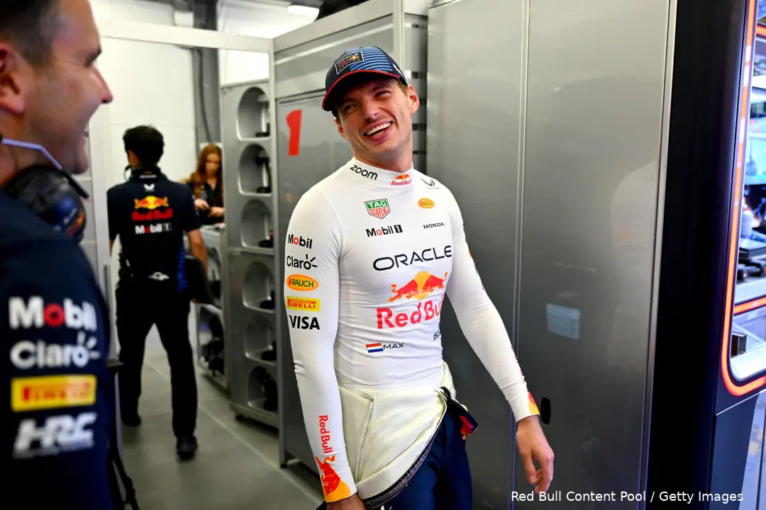 Verstappen kon zijn lach niet inhouden toen hij Buscombe zag.