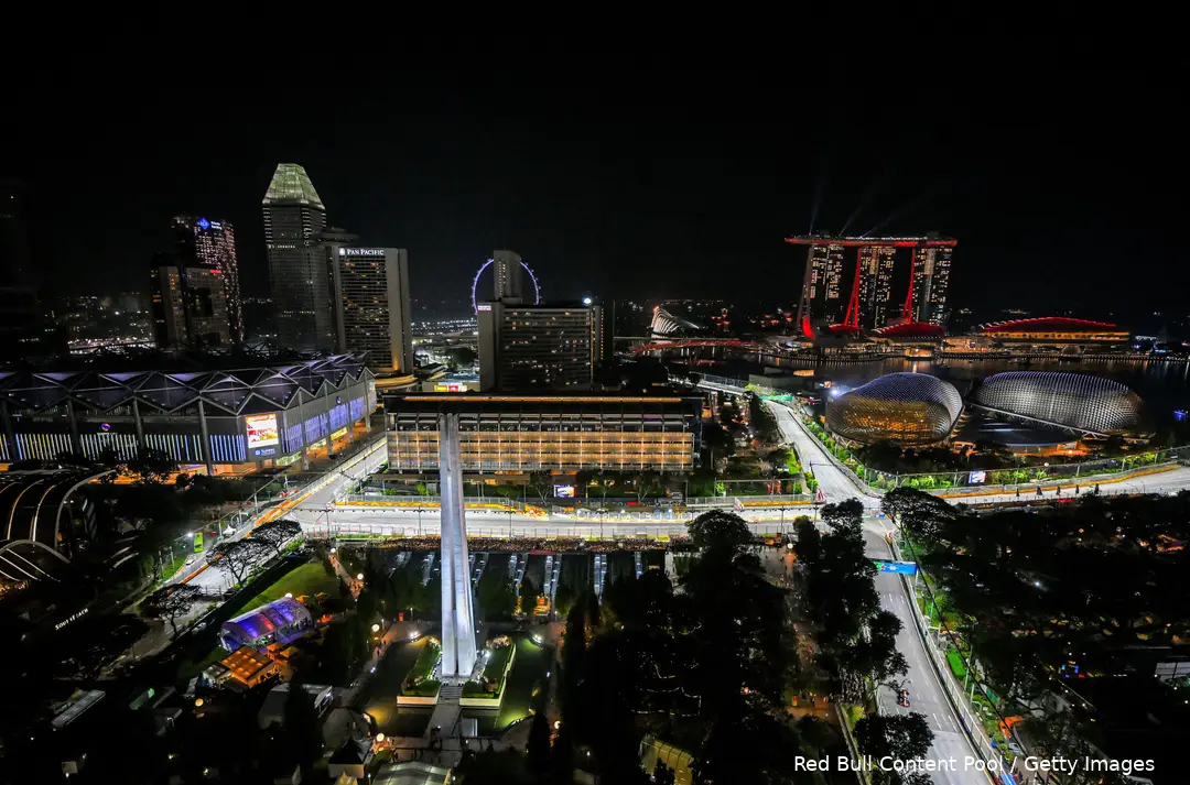 Skyline Singapore en deel van Marina Bay Street Circuit, Verstappen rechtsonder in beeld, kwalificatie GP Singapore 2024.