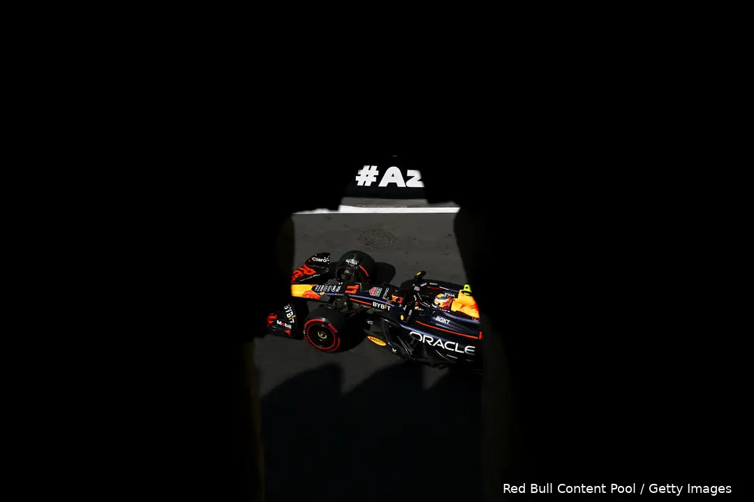 <i>Pérez rijdt over het Baku City Circuit.</i>