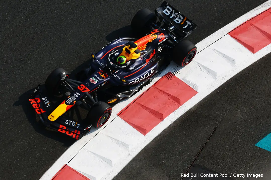 Hadjar heeft ook al wat meters in een Red Bull mogen maken tijdens de testdag in Abu Dhabi in 2024.