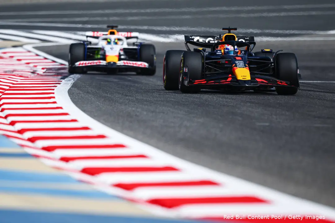 <i>Max Verstappen in Bahrein, met Isack Hadjar achter zich.</i>