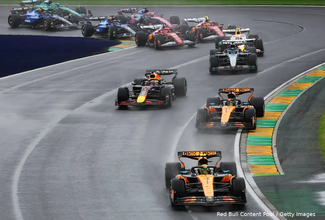 <i>Verstappen pakt een positie met een totaal andere lijn dan de rest van het veld.</i>