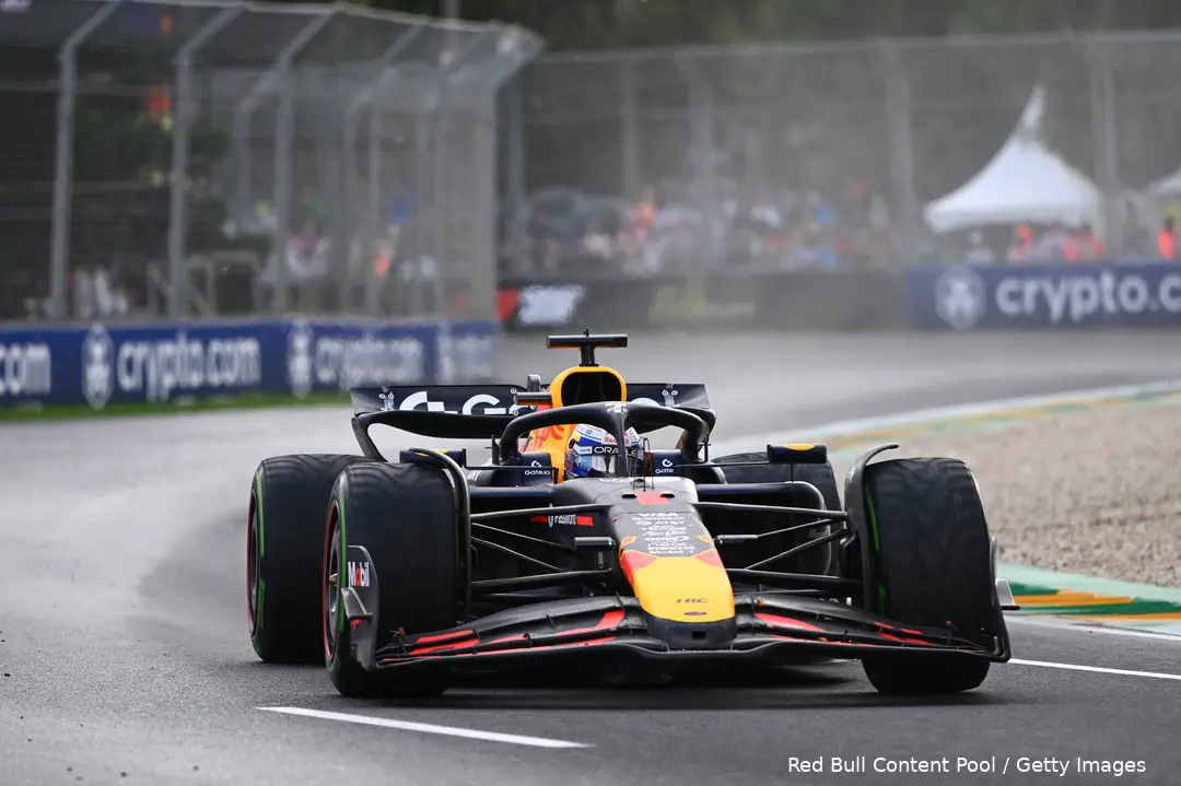 <i>Max Verstappen reed een gedeelte van de race in niemandsland.</i>