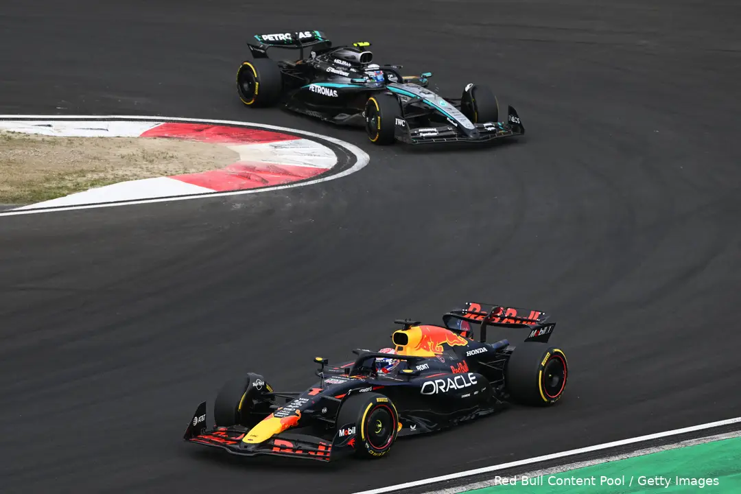<i>Antonelli kon lang mee in het kielzog van Verstappen.</i>