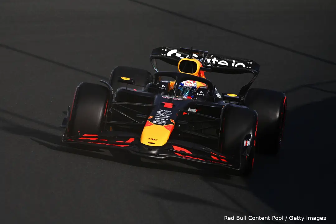 <i>Toen de zon nog scheen, was Max Verstappen zeker niet tevreden over zijn RB21.&nbsp;</i>