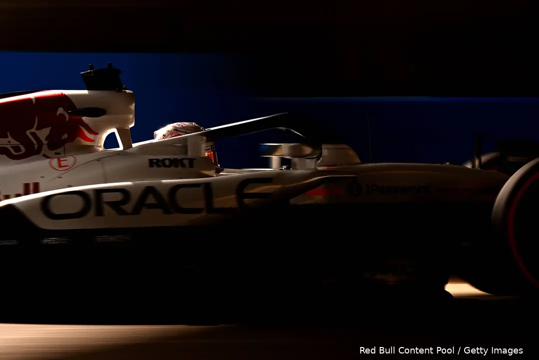 <i>Verstappen had het in de eerste ronden nog niet helemaal naar zijn zin.</i>