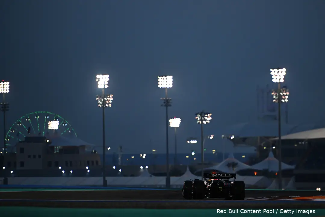 <i>Verstappen rijdt in het donkere Bahrein.</i>