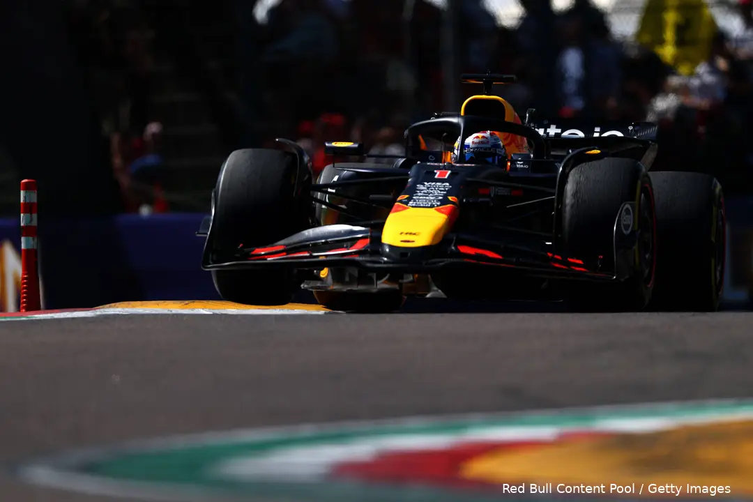 <i>Verstappen stuitert over de kerbstones.&nbsp;</i>