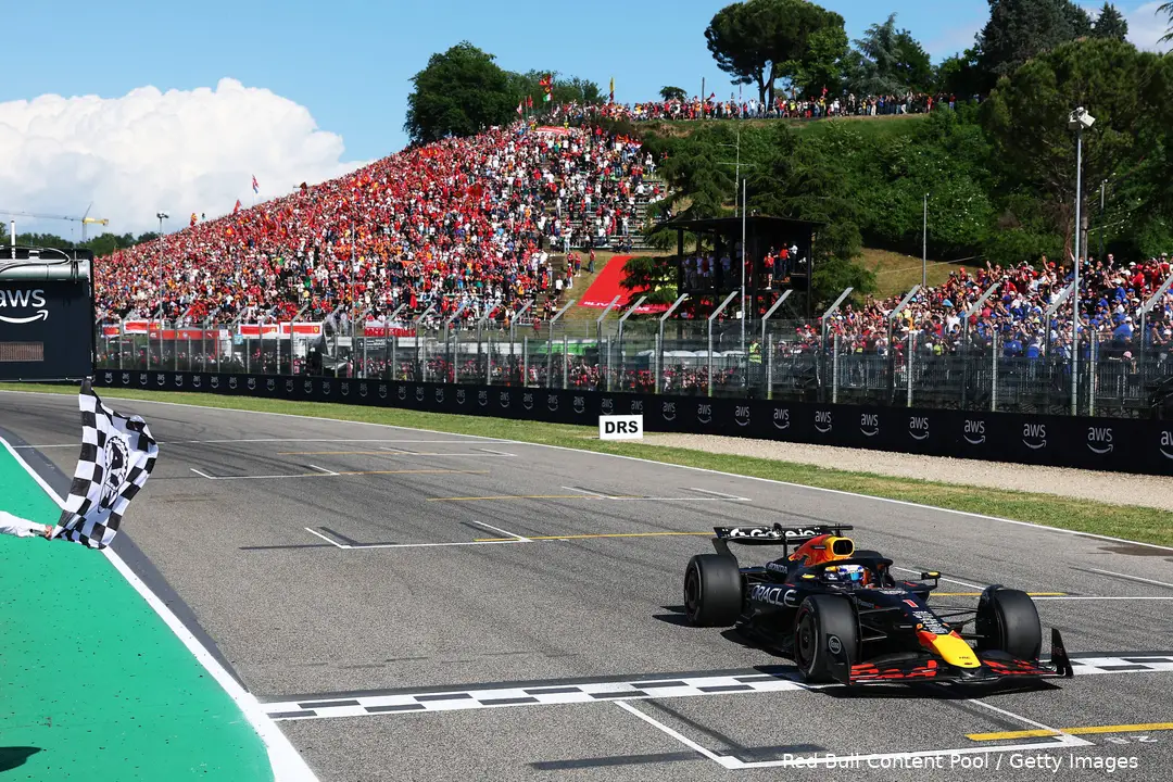 <i>De tifosi klappen voor Verstappen.</i>