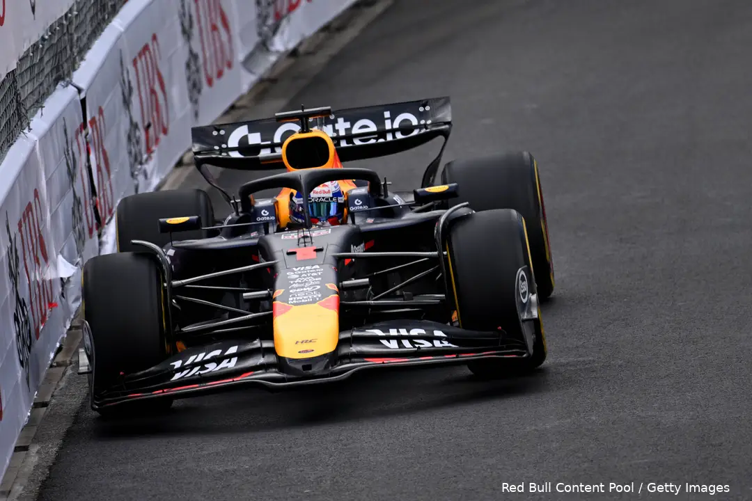 Max Verstappen heeft het bij Red Bull goed naar zijn zin, aldus vader Jos.