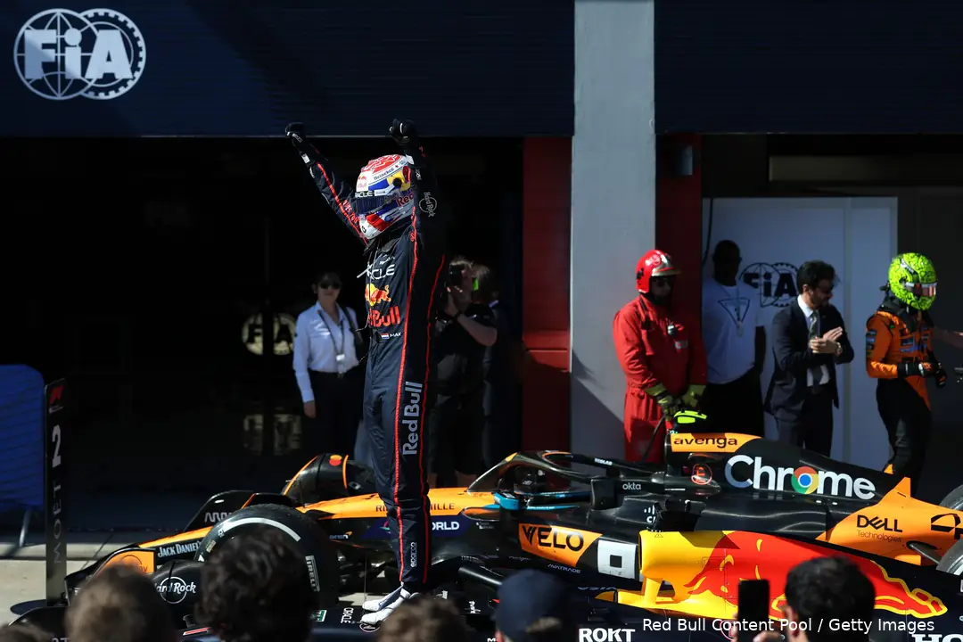 Verstappen stijgt met enige regelmaat boven zijn materiaal uit.