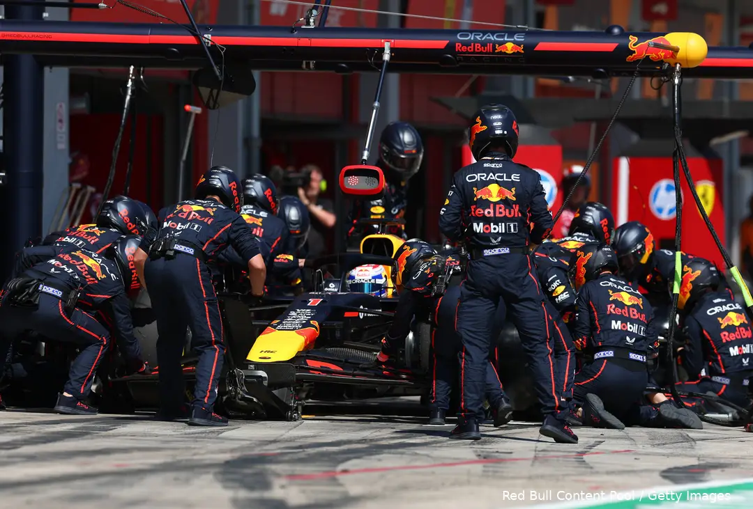 De pit crews zullen zondag minimaal twee keer in actie moeten komen.