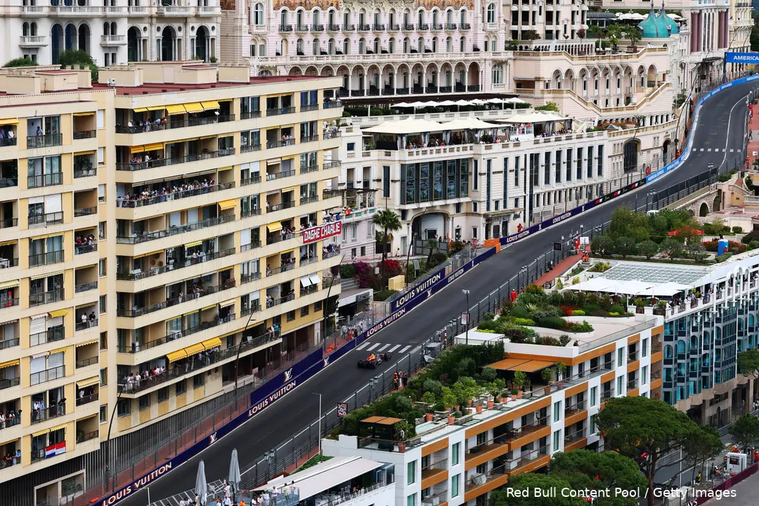 <i>Het circuit van Monaco is niet groot genoeg voor twintig auto's, aldus Russell.</i>