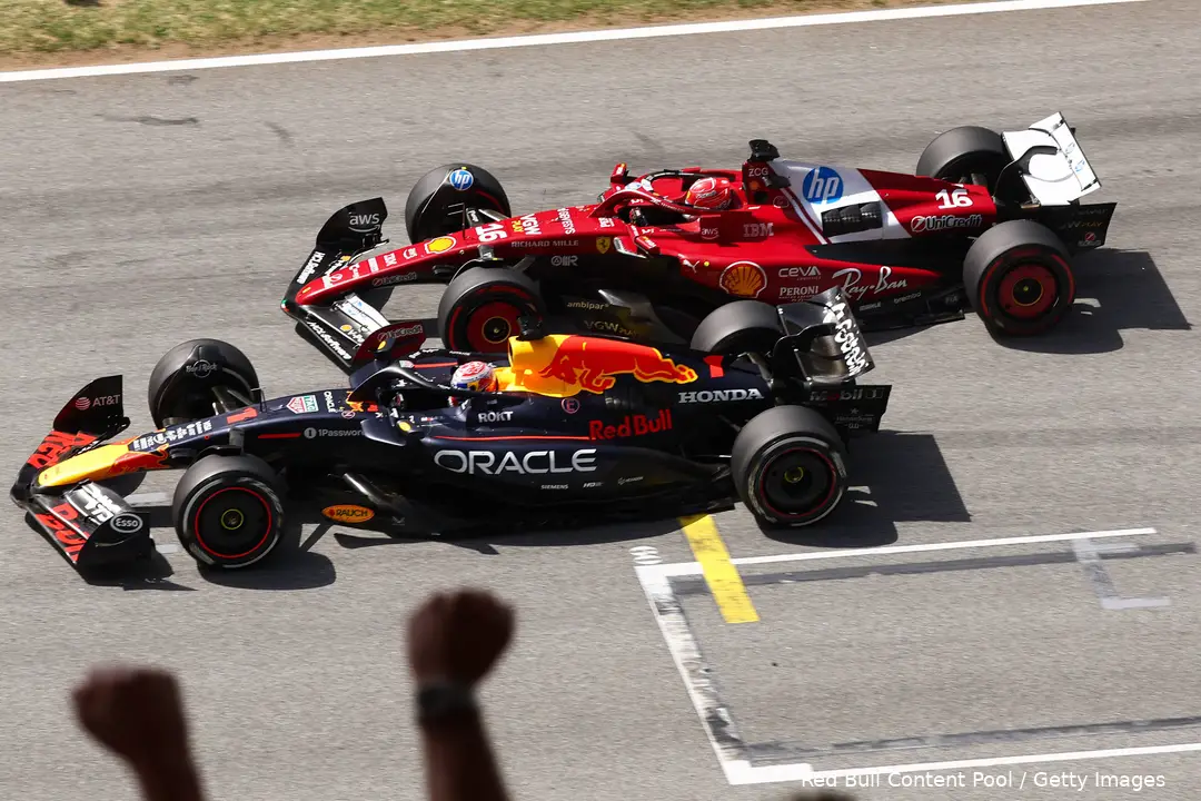 <i>Leclerc valt Verstappen aan.</i>