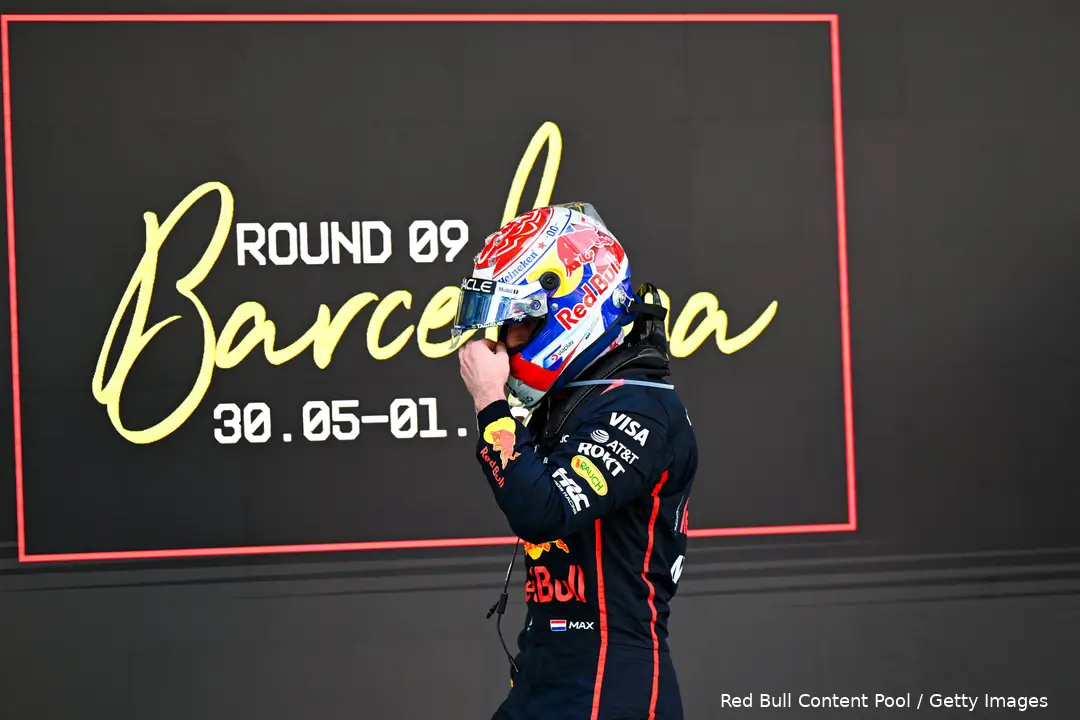 Tien seconden en drie strafpunten: de straf van Verstappen voor de botsing met Russell.