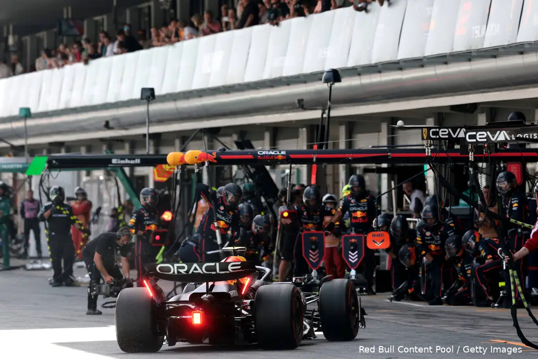 max verstappen spanje rb21 red bull racing 1 pitstop 1