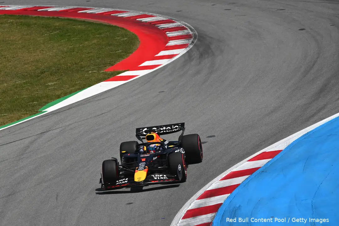 <i>Door zijn straf werd Verstappen tiende in de Grand Prix van Spanje.</i>