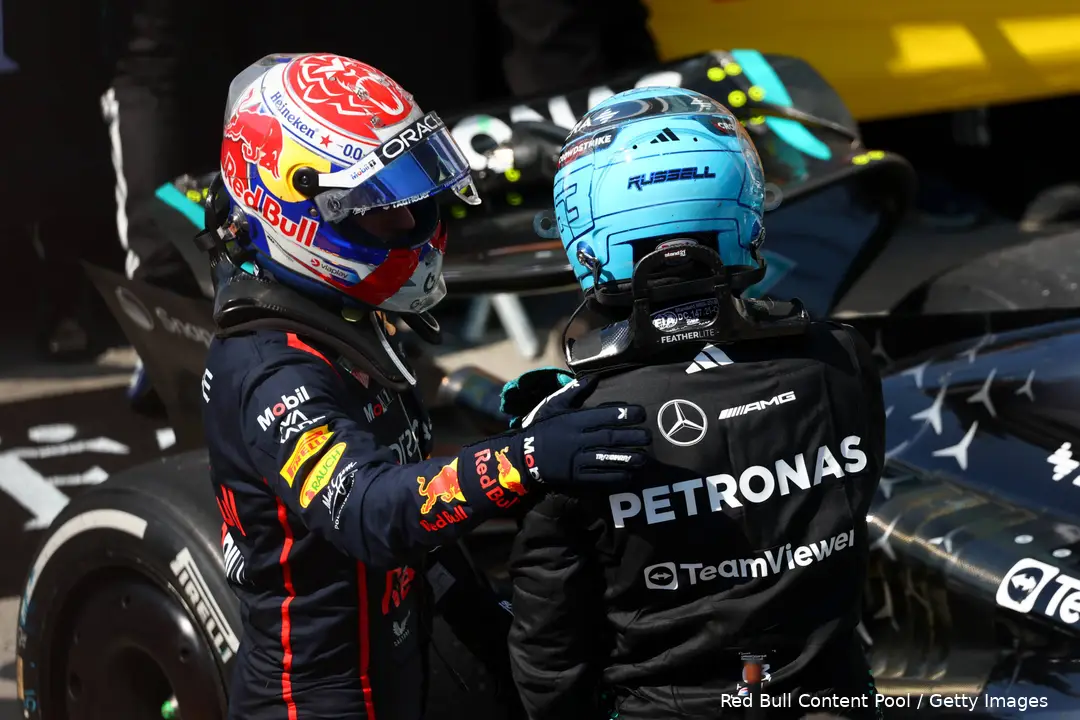 Verstappen en Russell waren relaxed met elkaar na de finish.