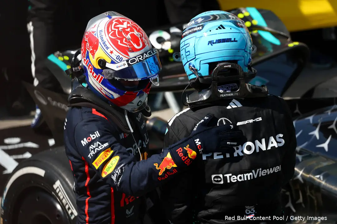 Verstappen bleef uiteindelijk tweede, Russell behield zijn zege.