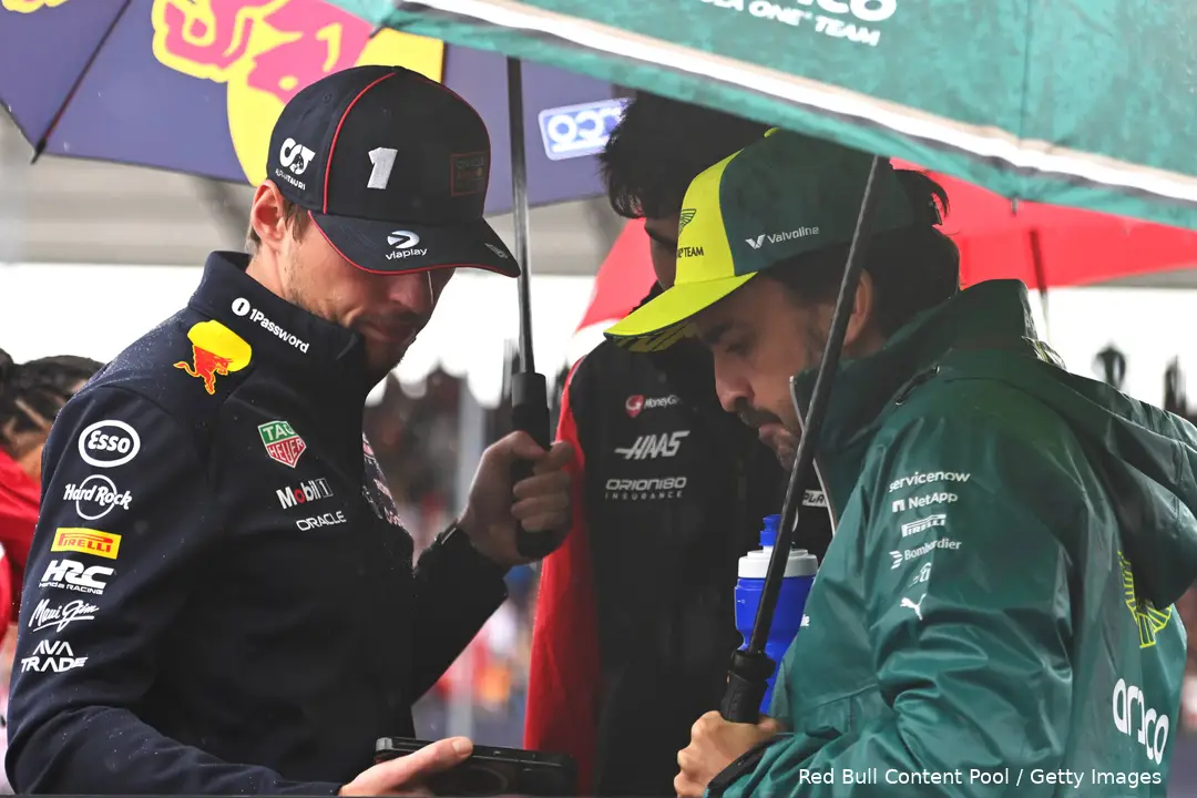 <i>Alonso naast Verstappen in de regen op Spa.</i>